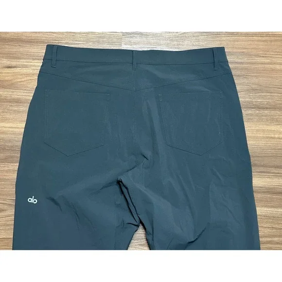 Alo Yoga Men's Day and Night Pants Charcoal Grey Performance Sz 36x30 - Picture 10 of 10